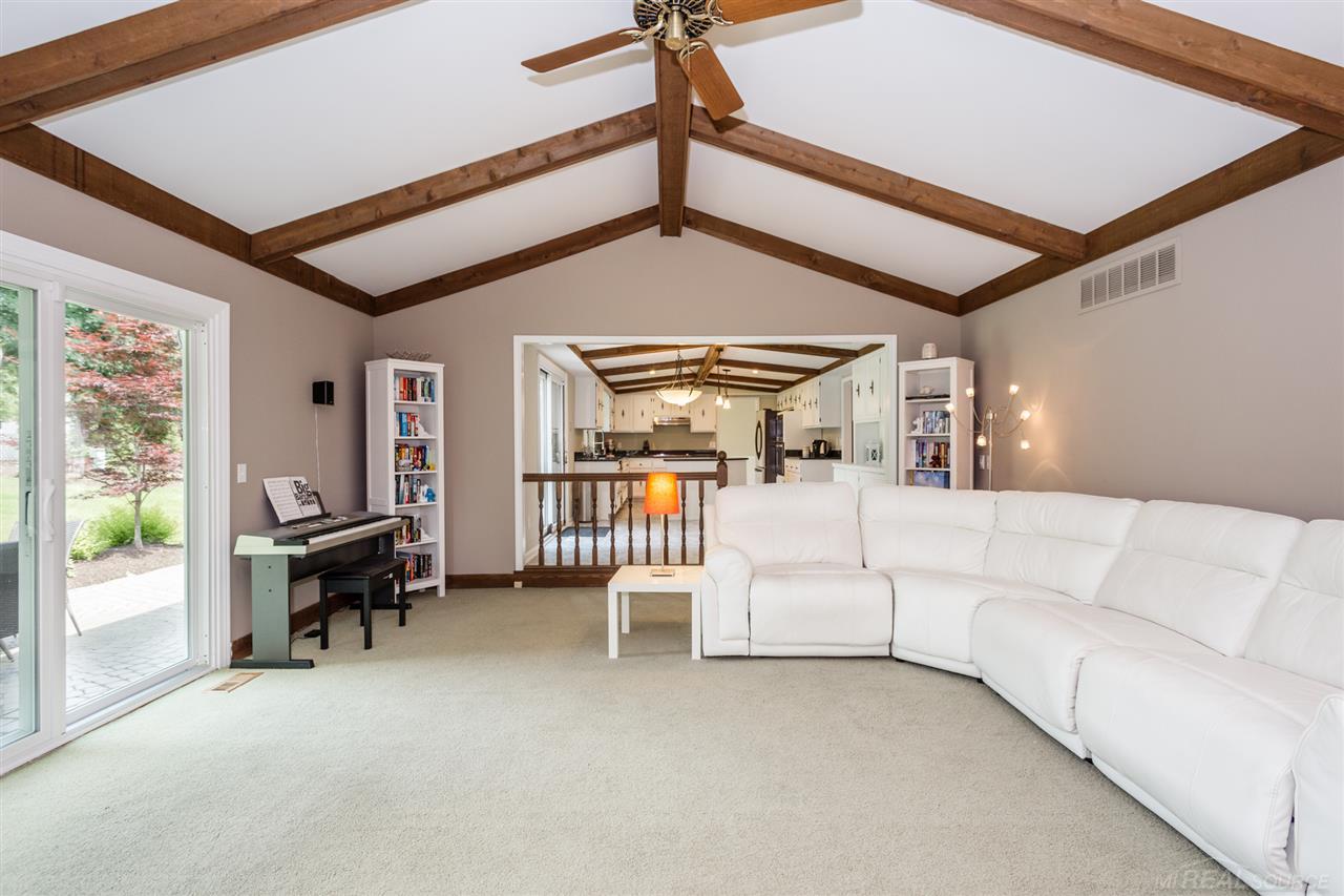422 Lake Forest Road Rochester, MI 48309 - Photo 19 of 59 31350329-18.JPG