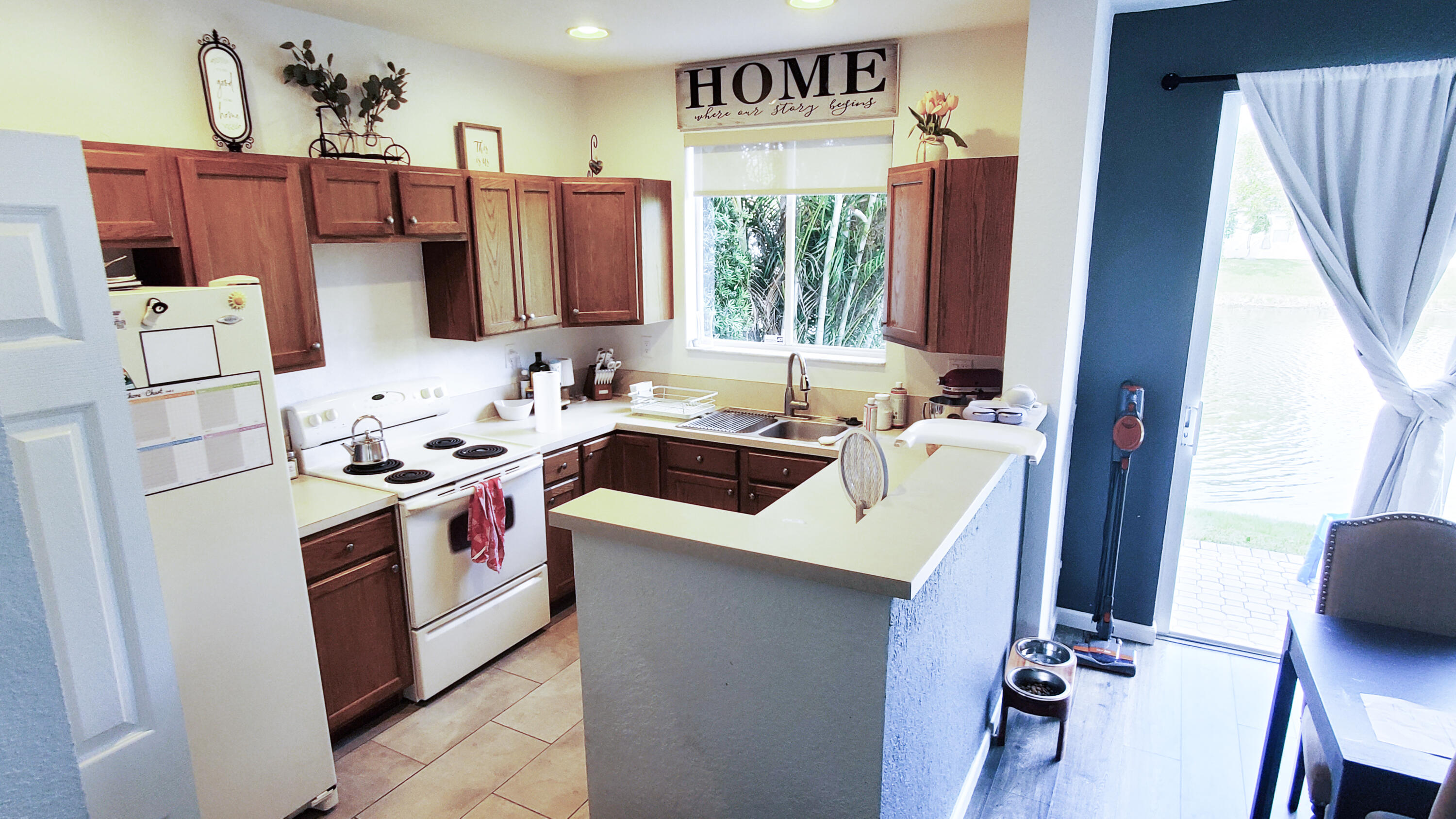 3051 Laurel Ridge Circle Riviera Beach, FL 33404 - Photo 3 of 19 Kitchen & Dining area (2)
