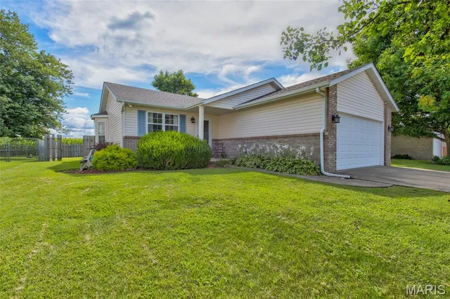 $199,000 | 446 Pheasant Lane, Moro, IL 62067