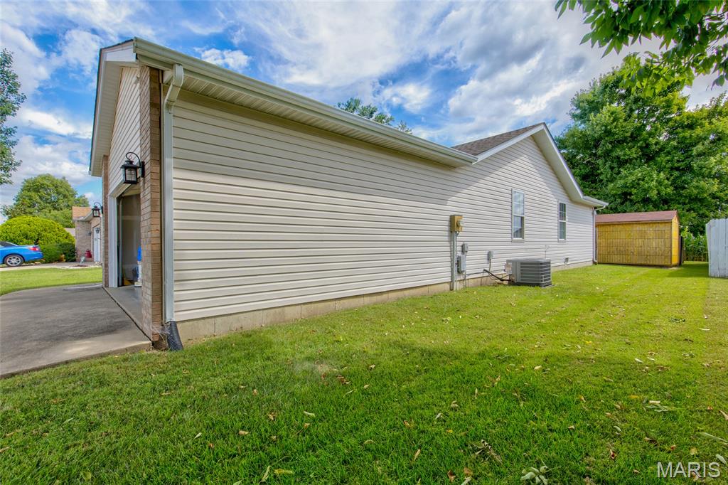 446 Pheasant Lane Moro, IL 62067 - Photo 8 of 36