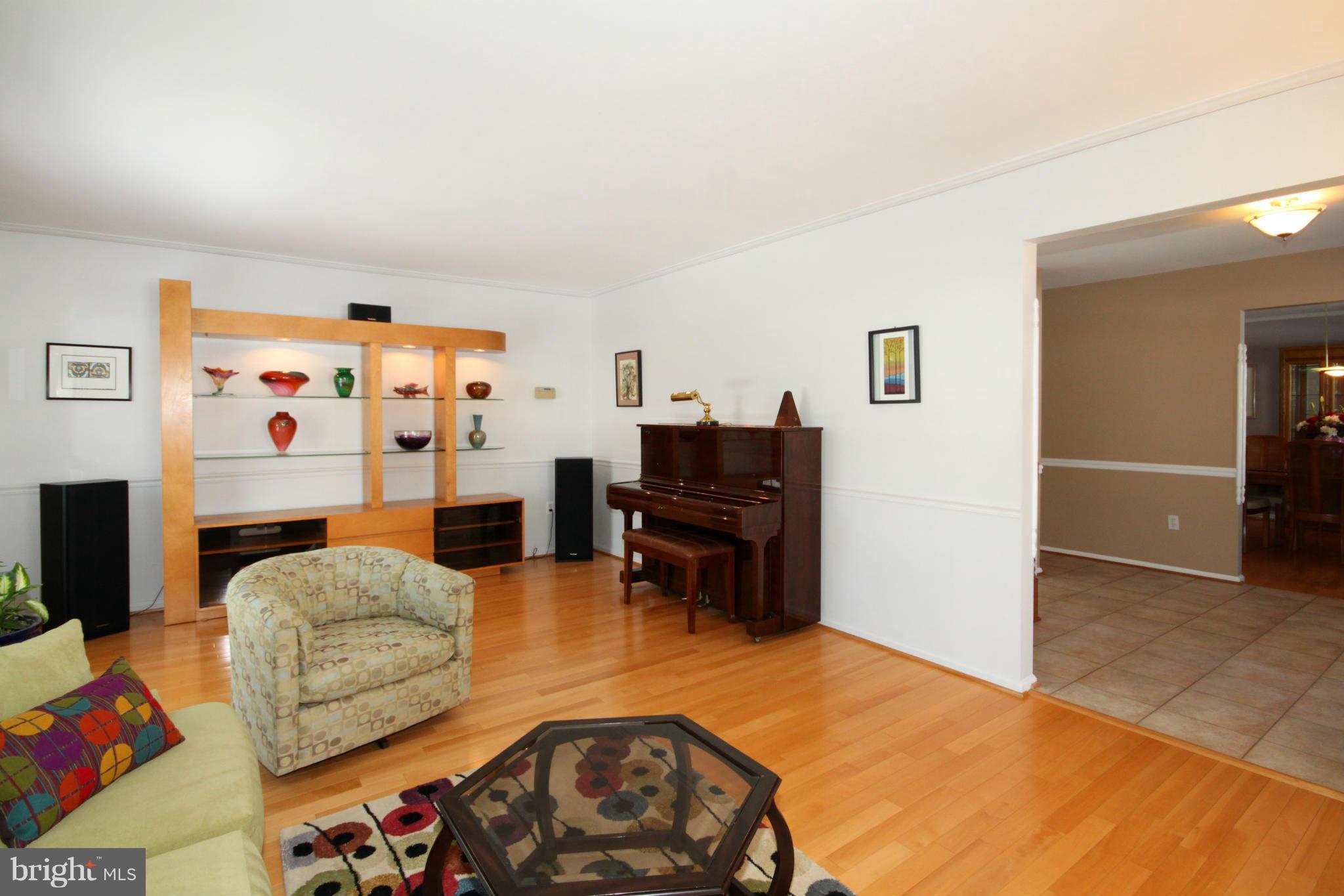 9212 Rockefeller Lane Springfield, VA 22153 - Photo 3 of 29 Living Room