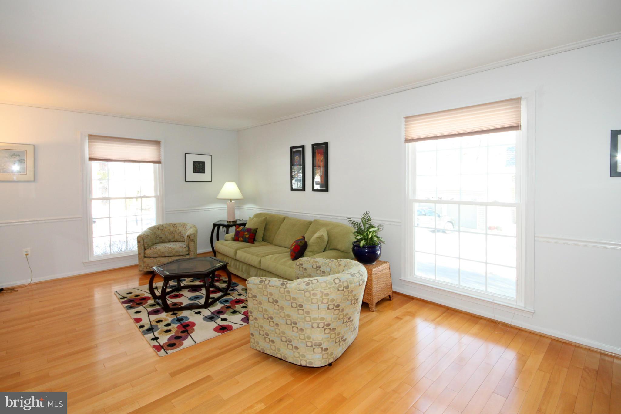 9212 Rockefeller Lane Springfield, VA 22153 - Photo 4 of 29 Living Room