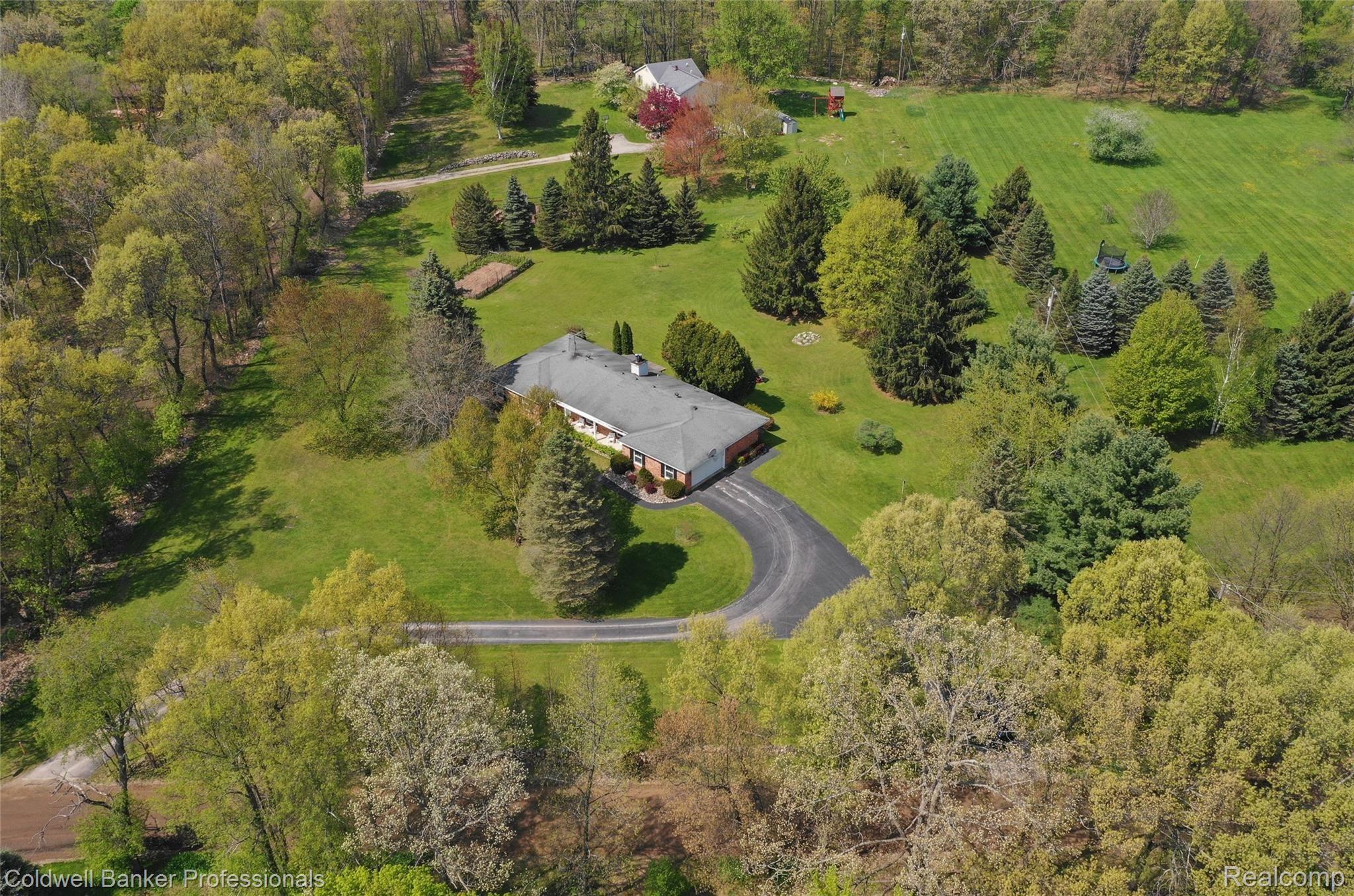 9940 Bridge Lake Road Clarkston, MI 48348 - Photo 3 of 51 3.jpg
