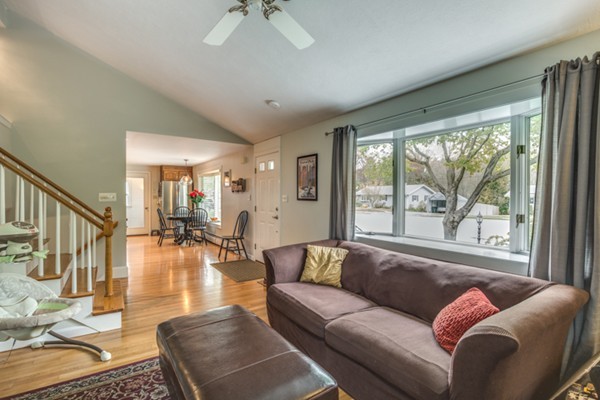 17 Robinson Road Beverly, MA 01915 - Photo 4 of 23