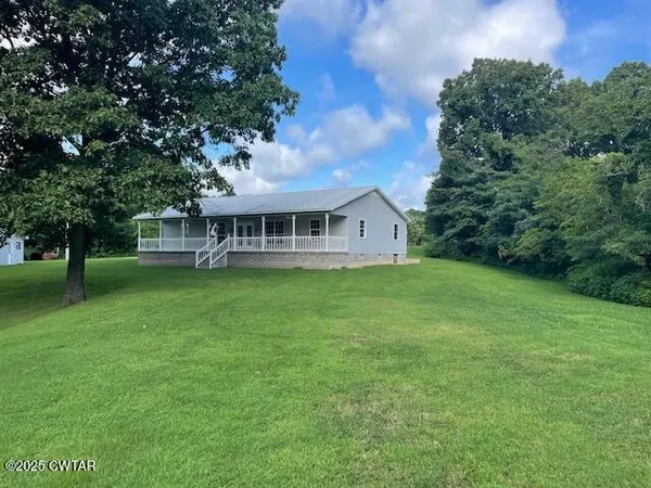 a view of house with a big yard