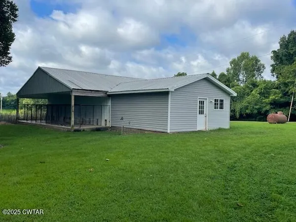 a view of a house with a backyard