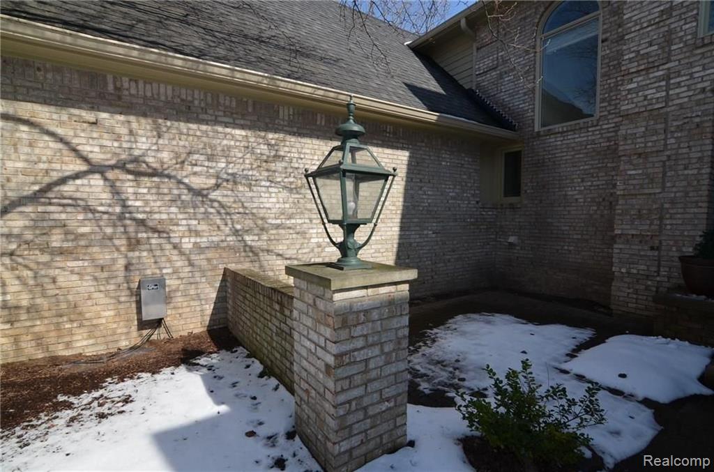 6389 Cherry Tree Court Rochester Hills, MI 48306 - Photo 2 of 30