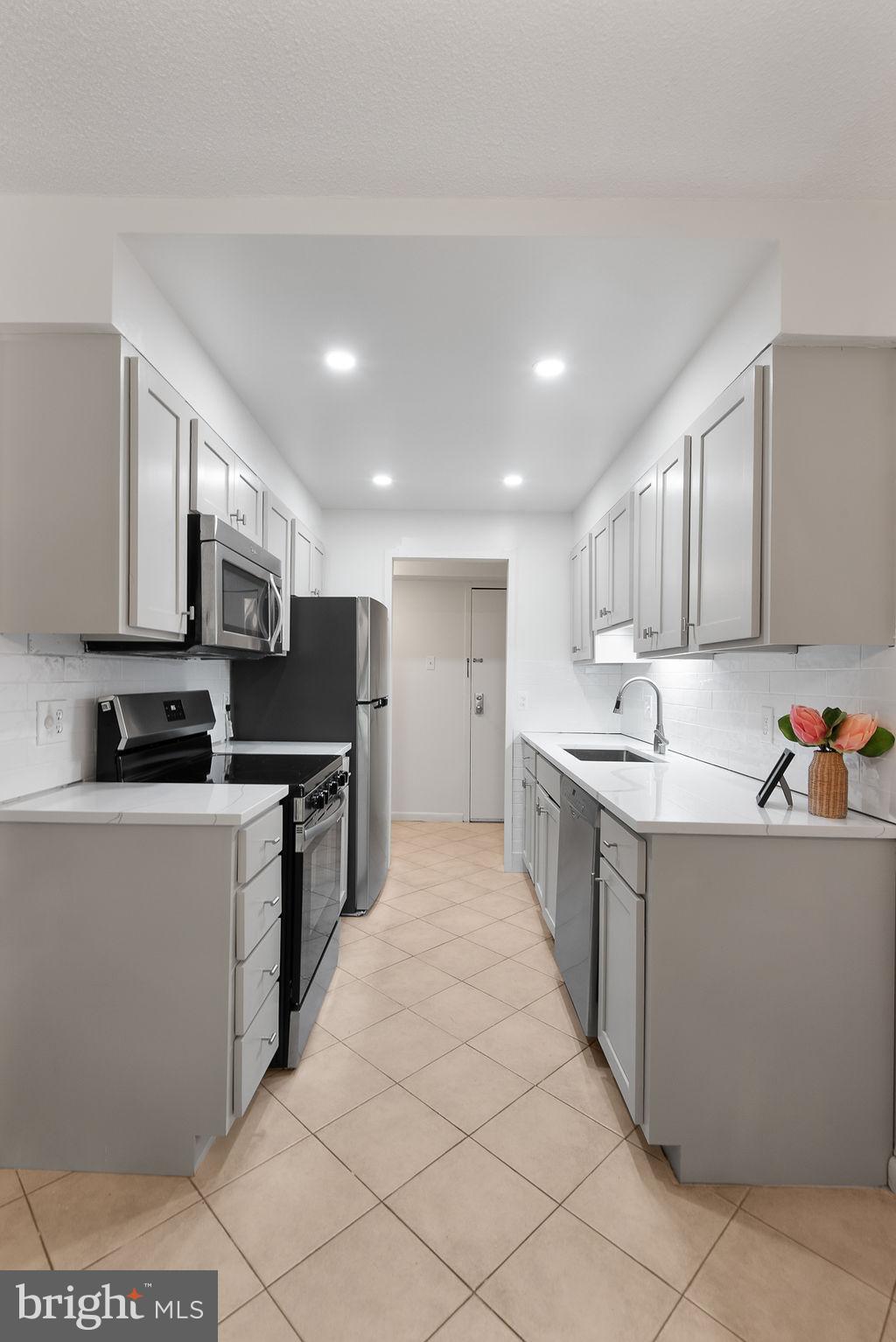 11600 Stoneview Square, Unit 60/2B Reston, VA 20191 - Photo 14 of 27 a large kitchen with stainless steel appliances lots of counter top space