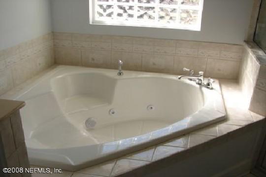 6298 Harry Rewis Road Macclenny, FL 32063 - Photo 14 of 30 Masterbath tub