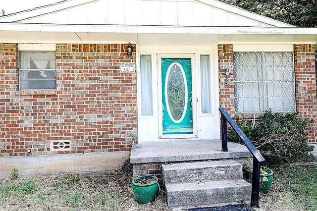a view of a livingroom with wooden floor and a ceiling fan