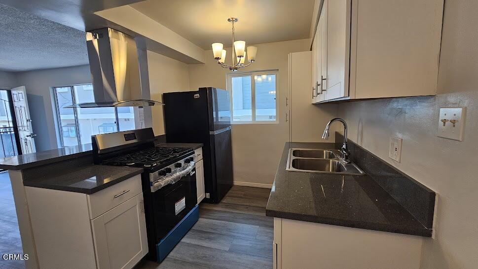 1710 Vine Street, Unit H Alhambra, CA 91801 - Photo 3 of 13 a kitchen that has a sink and a stove
