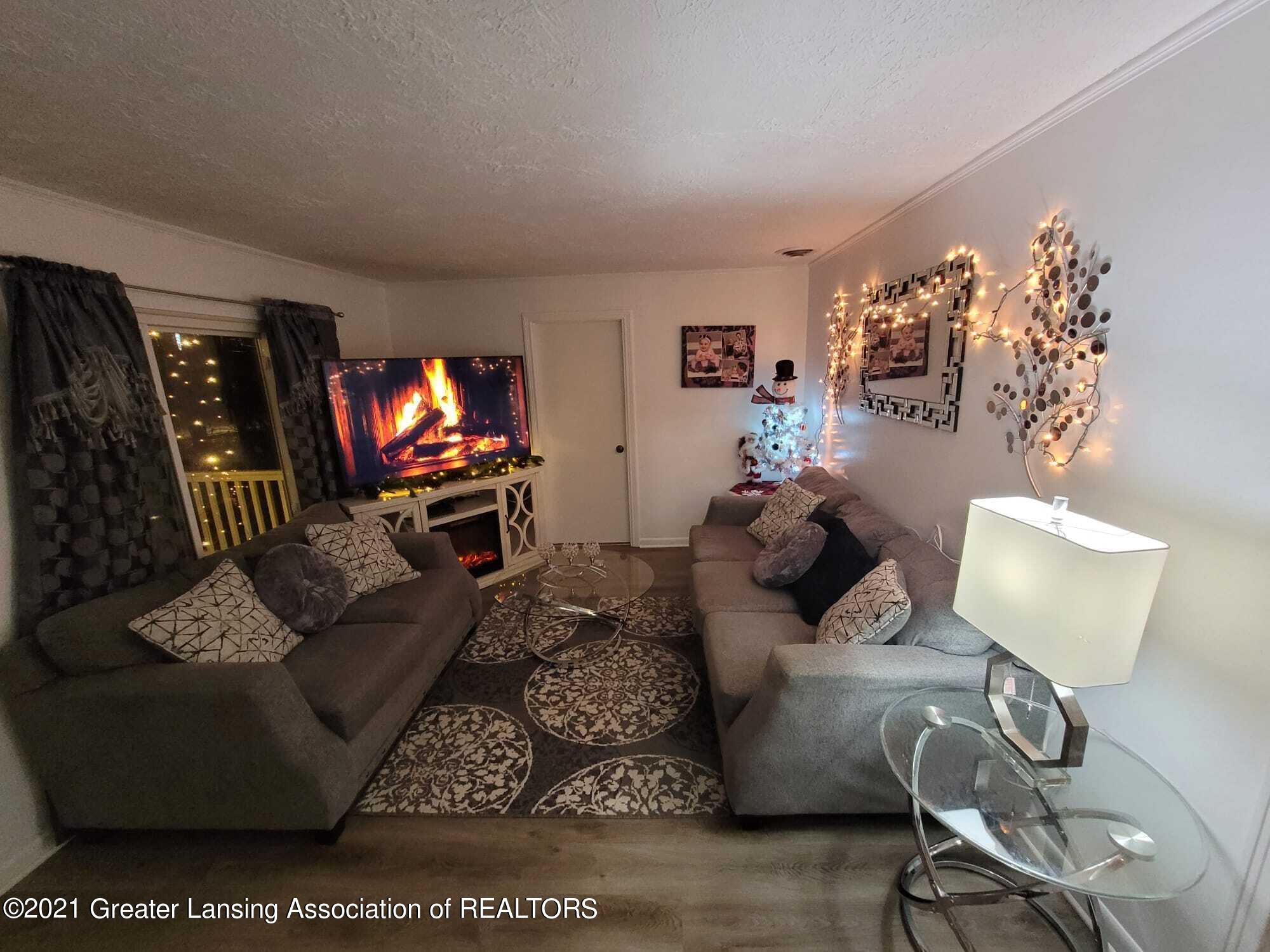 6433 Sommerset Road Lansing, MI 48911 - Photo 5 of 38 Living room