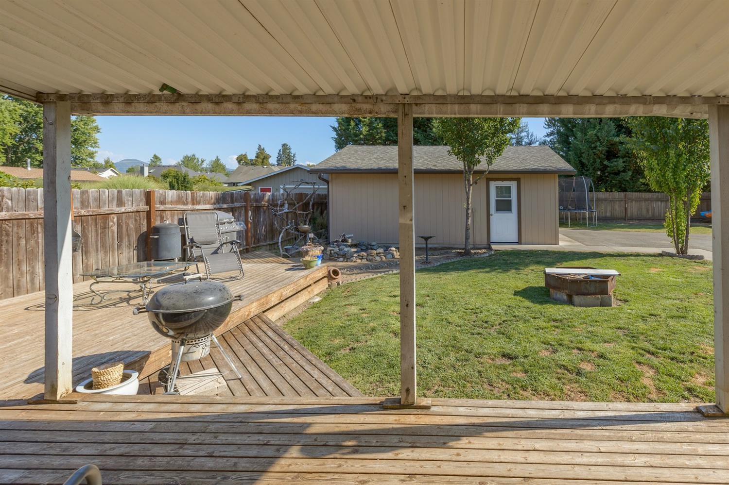 2335 Leonard Road Grants Pass, OR 97527 - Photo 16 of 26 Deck and Covered patio!
