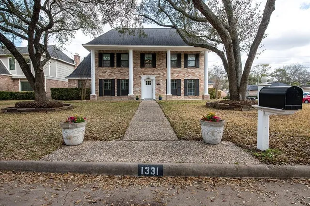 a view of a house with backyard