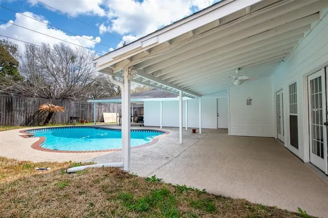 a view of a backyard