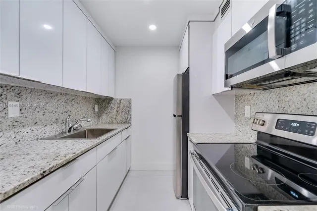 $275,000 | 7160 Fairway Drive, Unit J16, Miami Lakes, FL 33014