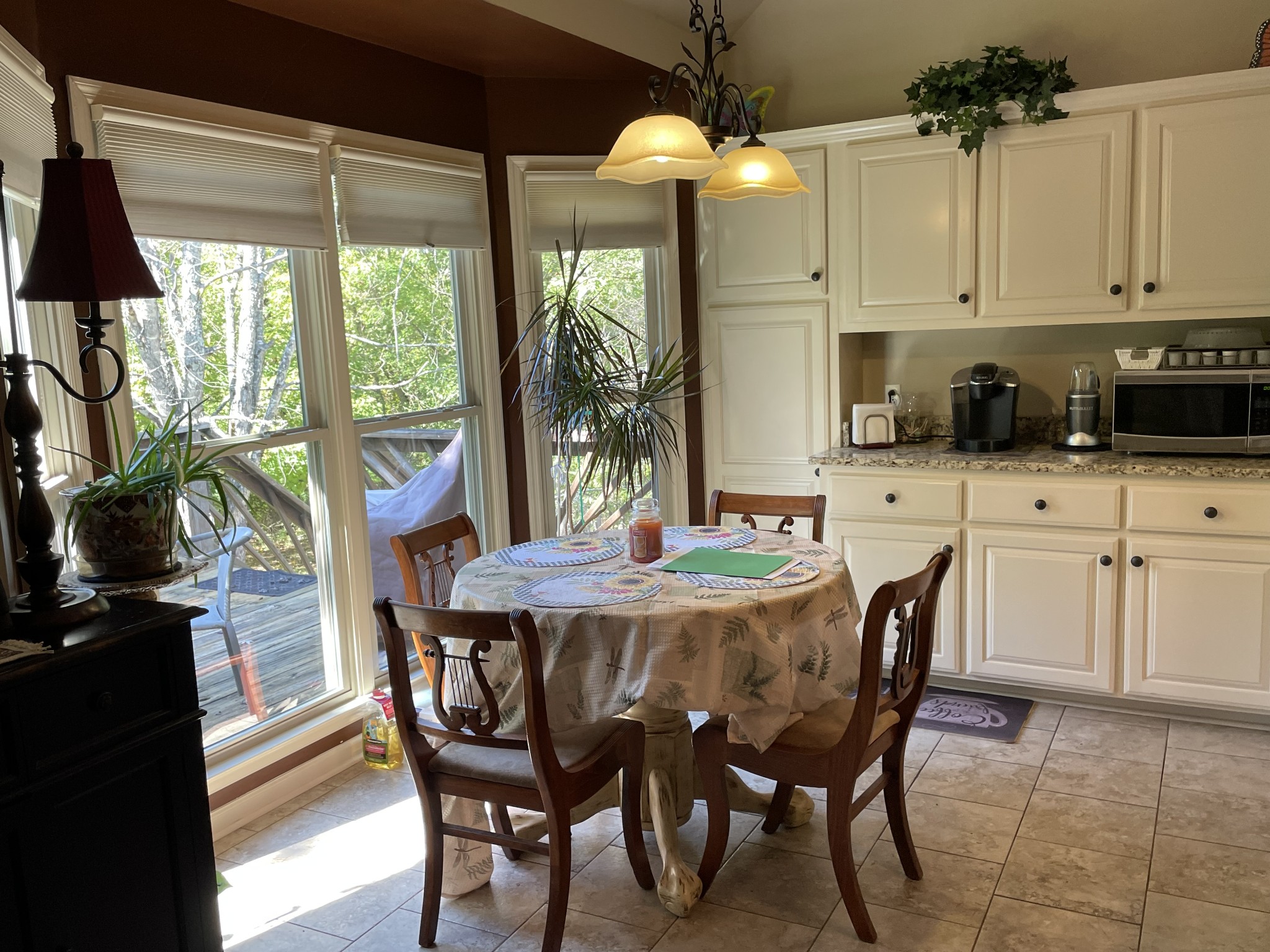 514 Lakeside Drive Springfield, TN 37172 - Photo 18 of 19 a kitchen with a table chairs and a stove