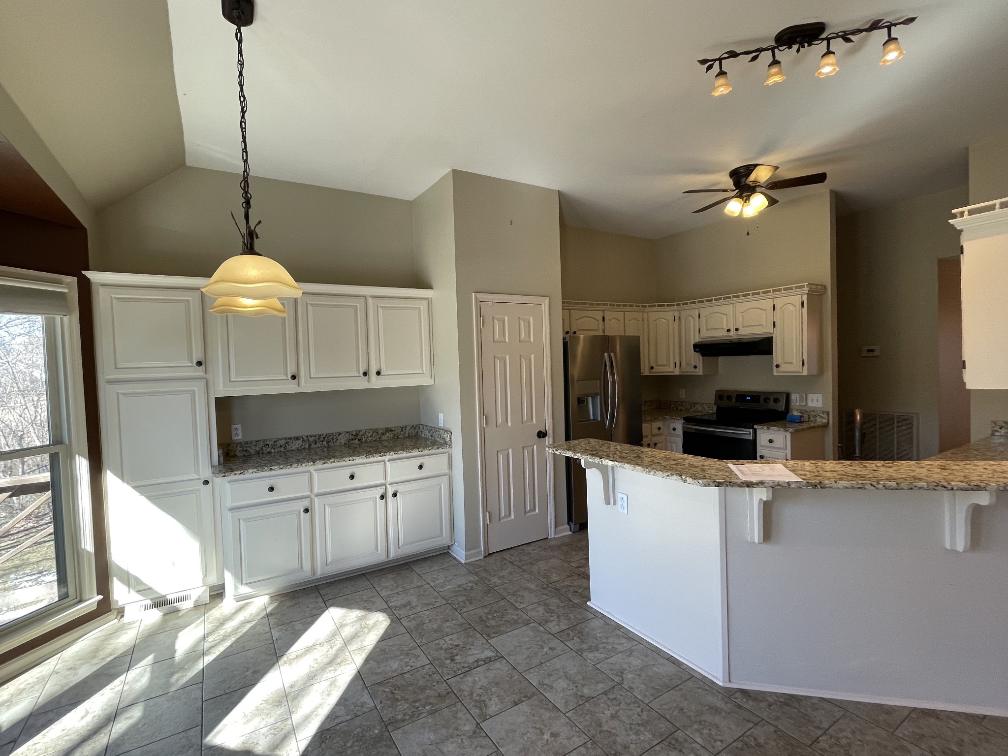 514 Lakeside Drive Springfield, TN 37172 - Photo 21 of 36 a kitchen with granite countertop a sink appliances and cabinets