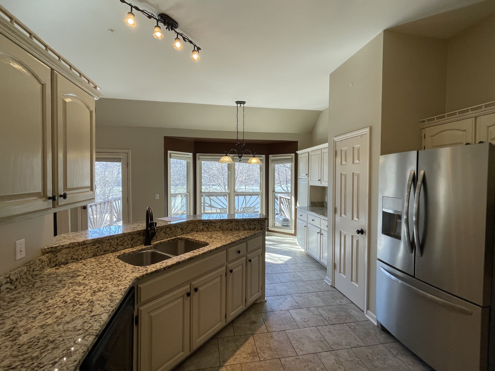 514 Lakeside Drive Springfield, TN 37172 - Photo 24 of 36 a kitchen with granite countertop a refrigerator and a sink