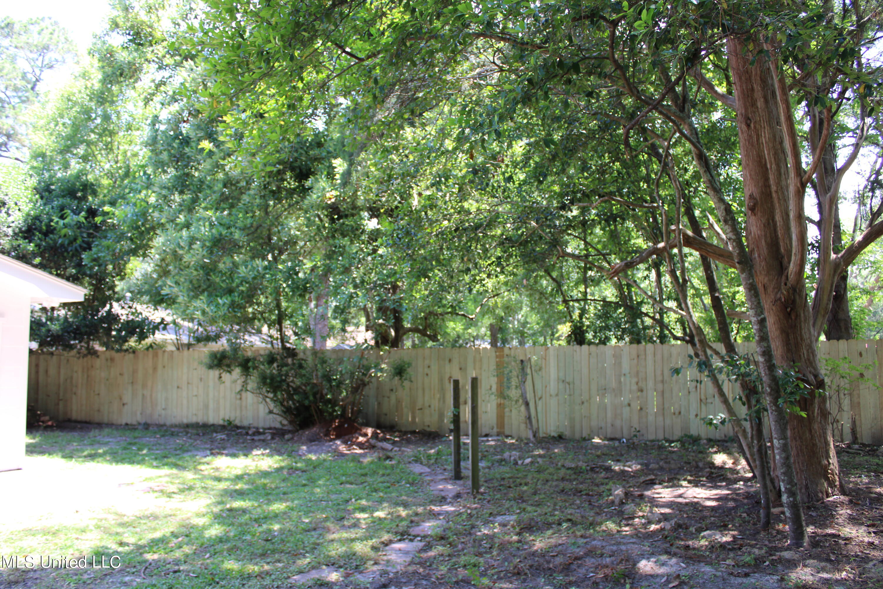 2514 Ridgewood Road Ocean Springs, MS 39564 - Photo 8 of 32 Back yard