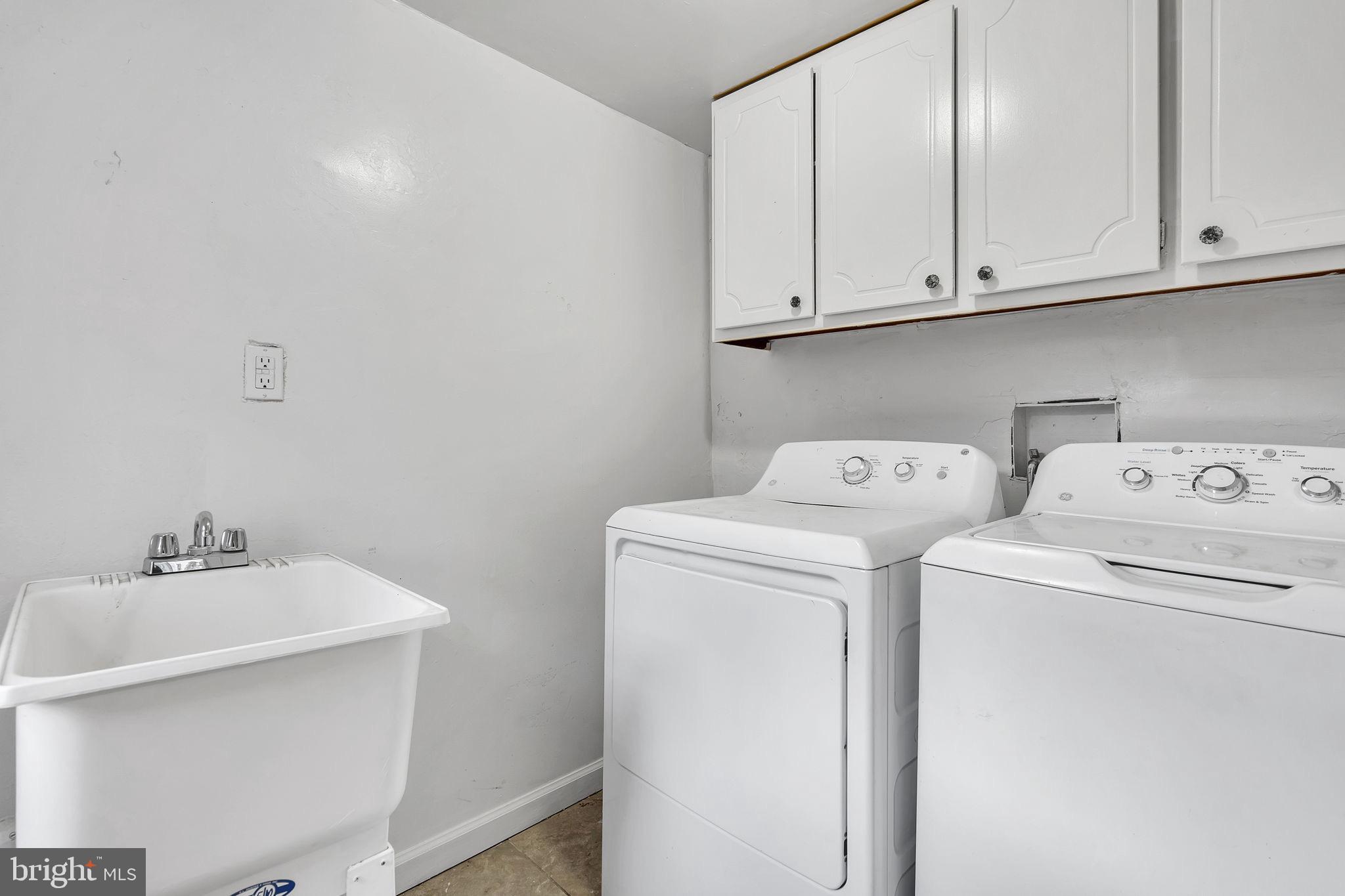 210 Unit A Kossuth Street Riverside, NJ 08075 - Photo 4 of 7 a utility room with dryer and washer