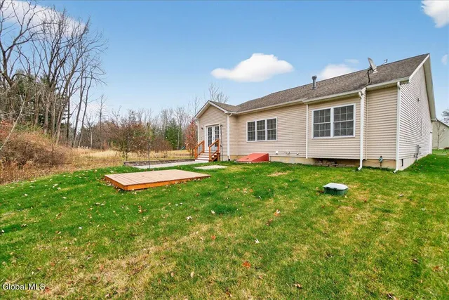 $575,000 | 18 Lakepointe Way, Saratoga Springs, NY 12866