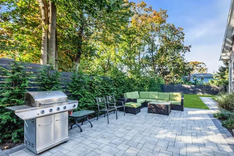 $1,175,000 | 2 Roosevelt Street, Bayville, NY 11709