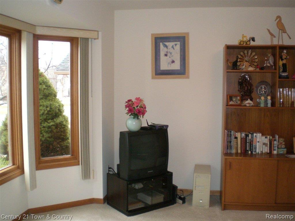 979 River Mist Drive Rochester, MI 48307 - Photo 22 of 24 Office Library.jpg
