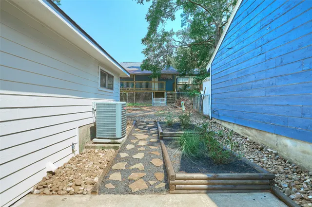 a view of a back yard of the house