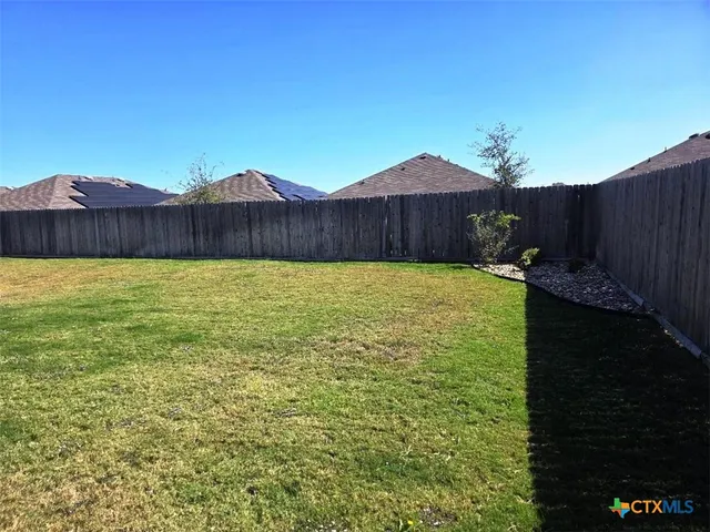 a view of a back yard
