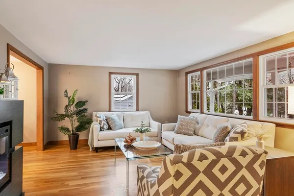 $900,000 | 11 Ethelyn Circle, Maynard, MA 01754