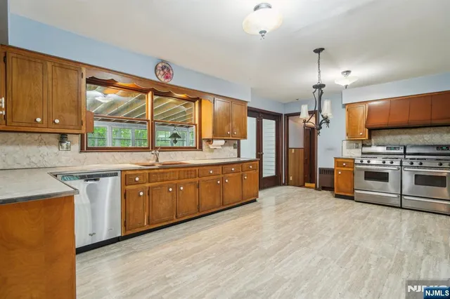 $2,149,000 | 75 Woodcliff Lake Road, Saddle River, NJ 07458