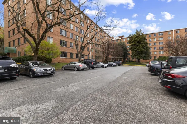 $311,000 | 3000 Spout Run Parkway, Unit D512, Arlington, VA 22201