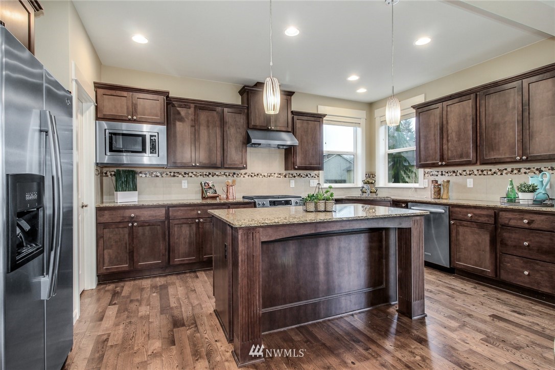 517 Lyons Place Northeast Renton, WA 98059 - Photo 6 of 30 Gallery Image 6