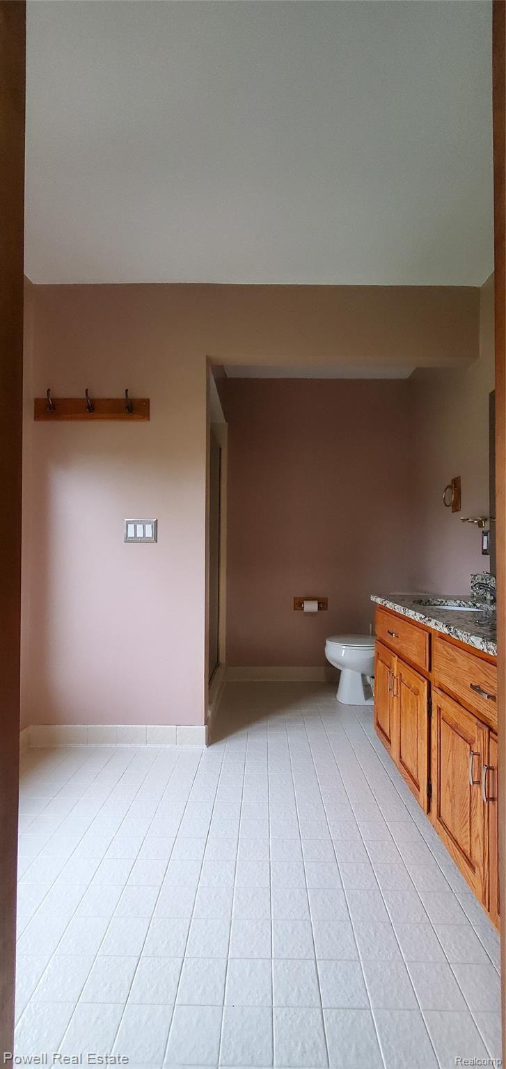835 Stanford Circle Rochester, MI 48309 - Photo 10 of 18 Master Bathroom 1.jpg