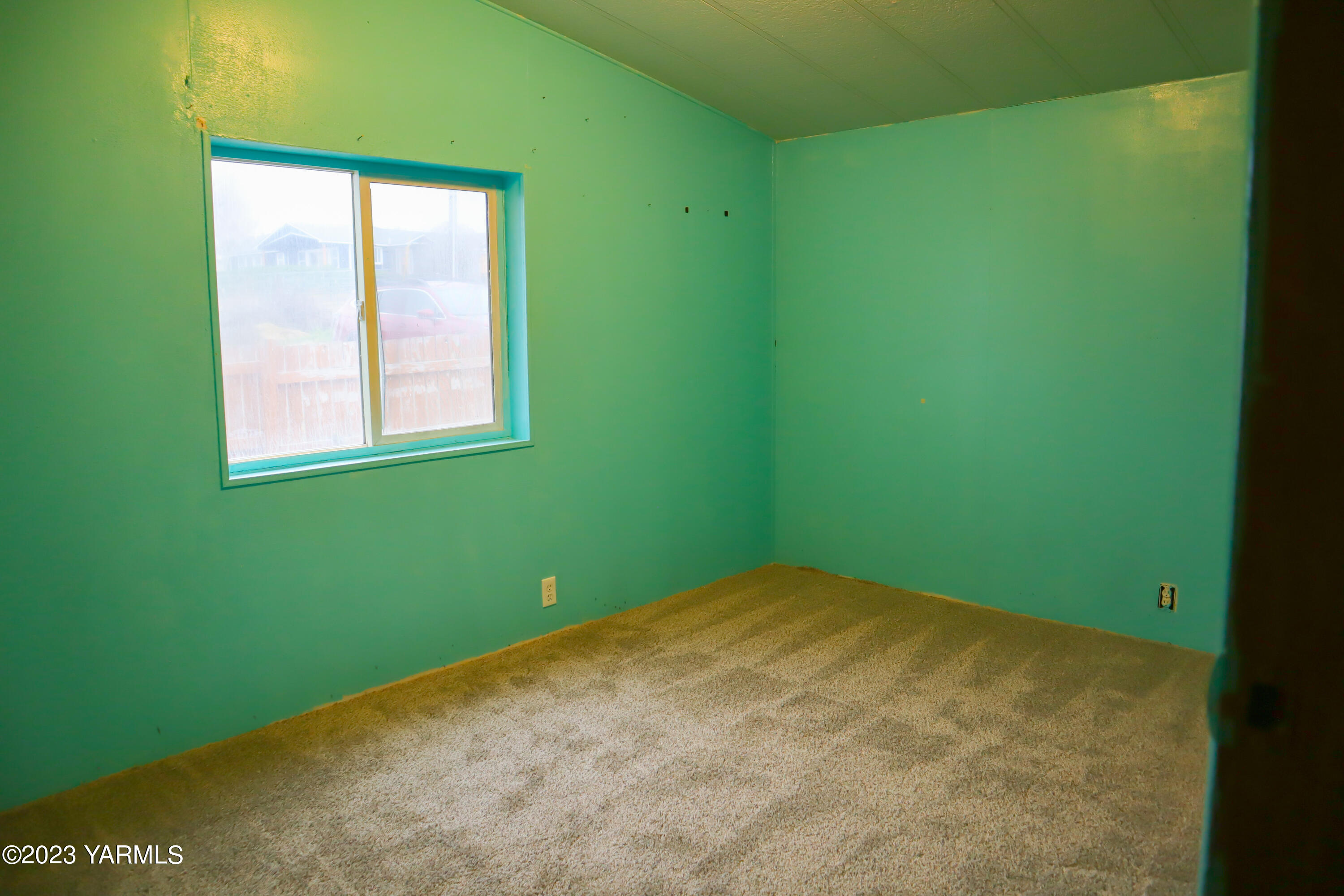 211 Cook Road Yakima, WA 98908 - Photo 11 of 23 a view of a room with window