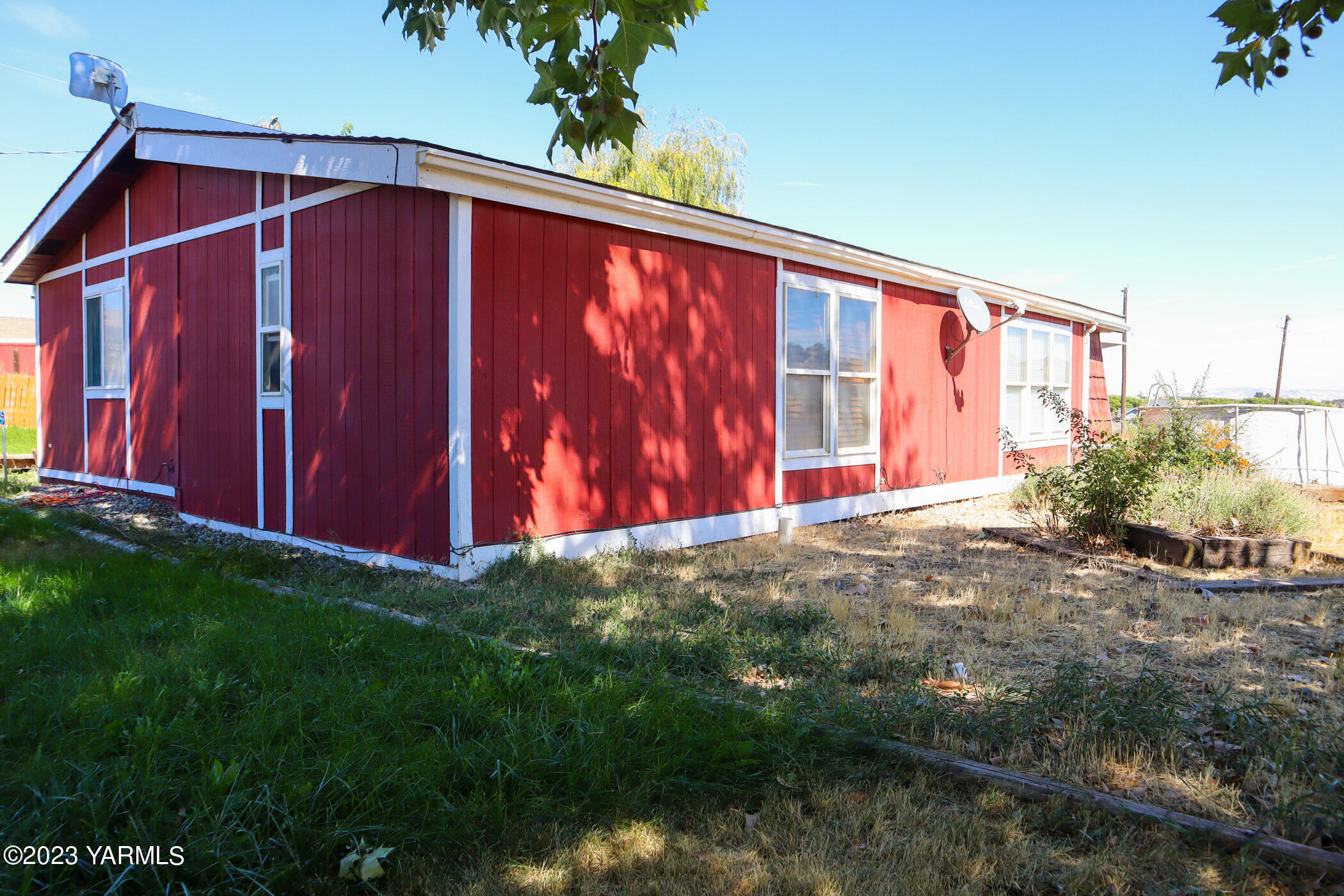 211 Cook Road Yakima, WA 98908 - Photo 13 of 23 a view of a backyard with potted plants