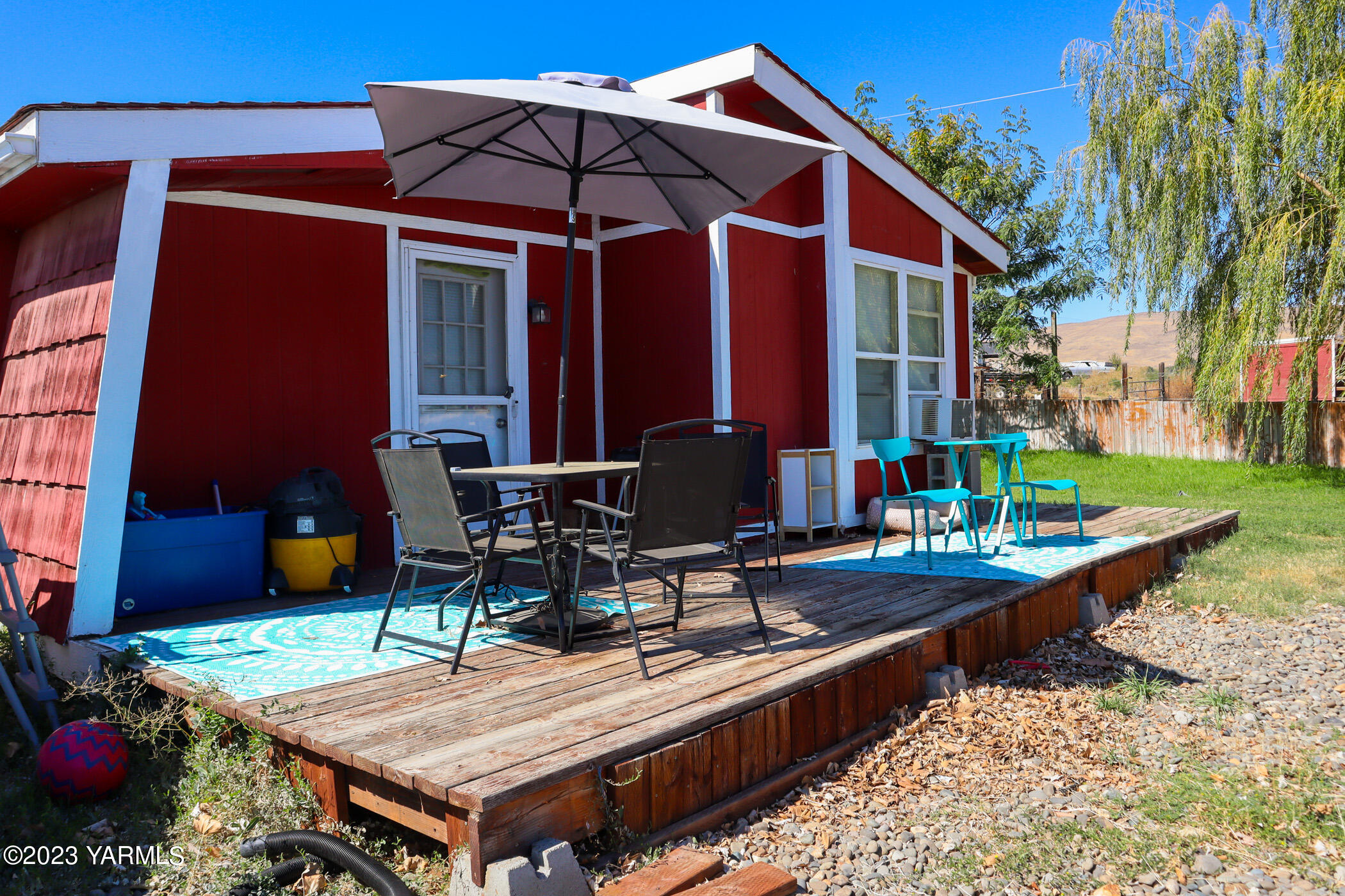211 Cook Road Yakima, WA 98908 - Photo 14 of 23 a table and chairs in front of a house