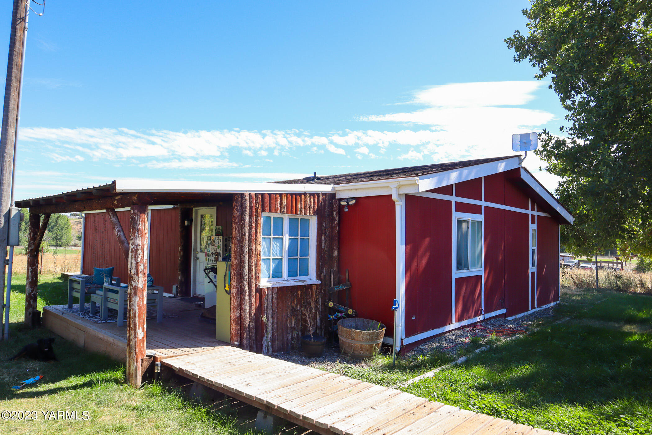 211 Cook Road Yakima, WA 98908 - Photo 2 of 23 a view of a backyard with wooden fence