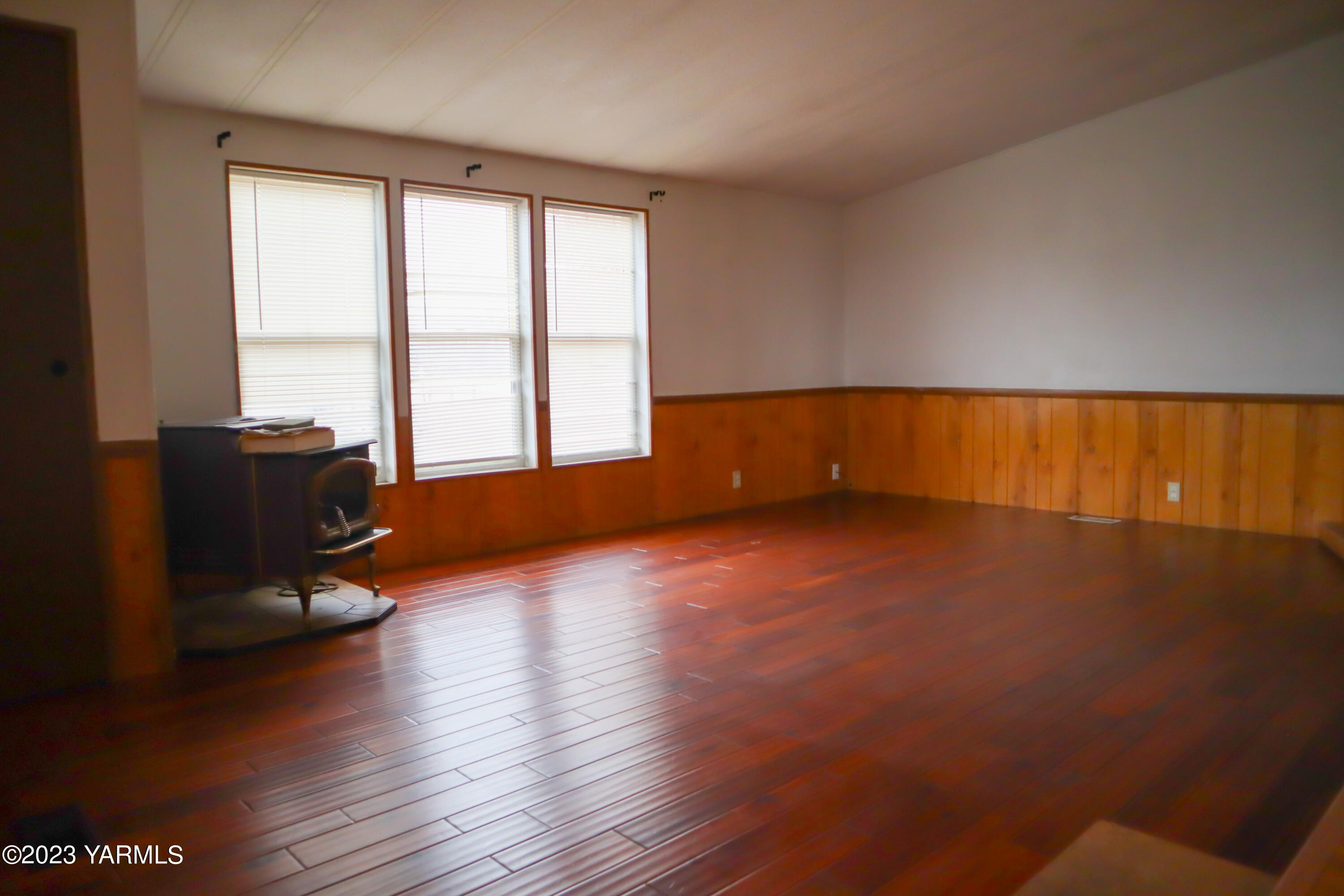211 Cook Road Yakima, WA 98908 - Photo 4 of 23 a view of room with hardwood floor and a window