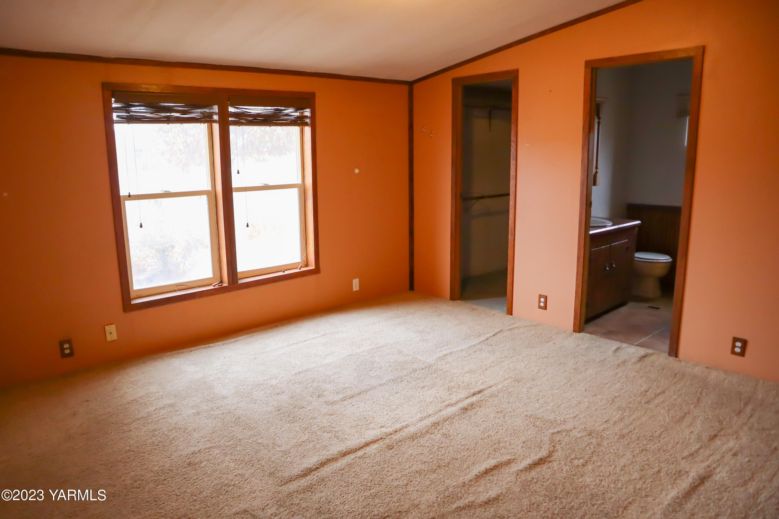 211 Cook Road Yakima, WA 98908 - Photo 9 of 23 an empty room with windows and closet