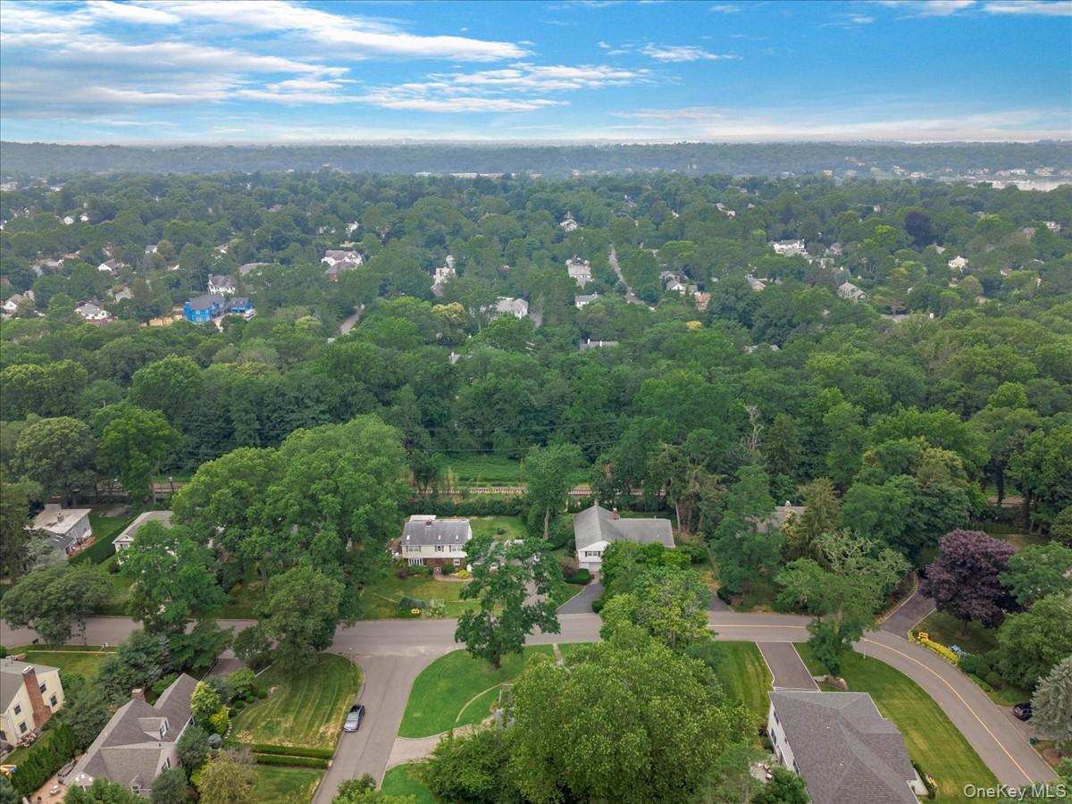 17 Pinewood Road Manhasset, NY 11030 - Photo 42 of 45