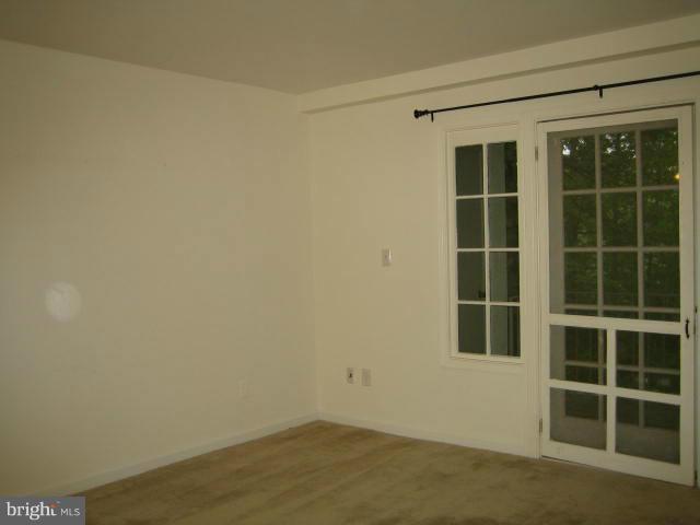 5903 Kingsford Road, Unit 377 Springfield, VA 22152 - Photo 3 of 9 Living Room