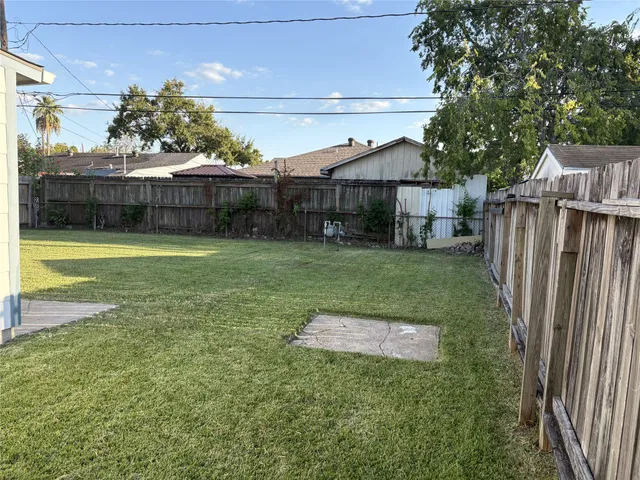 a view of a backyard