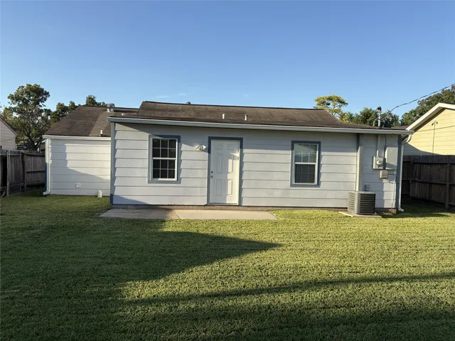 a view of a house with a backyard
