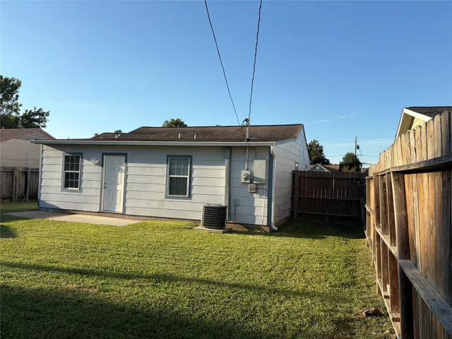 a view of a house with backyard and garage