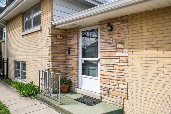 $489,000 | 7012 North Kenton Avenue, Lincolnwood, IL 60712