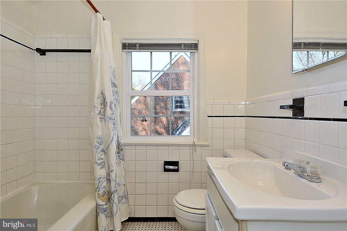 10210 Ridgemoor Drive Silver Spring, MD 20901 - Photo 22 of 30 a bathroom with a toilet sink and bathtub