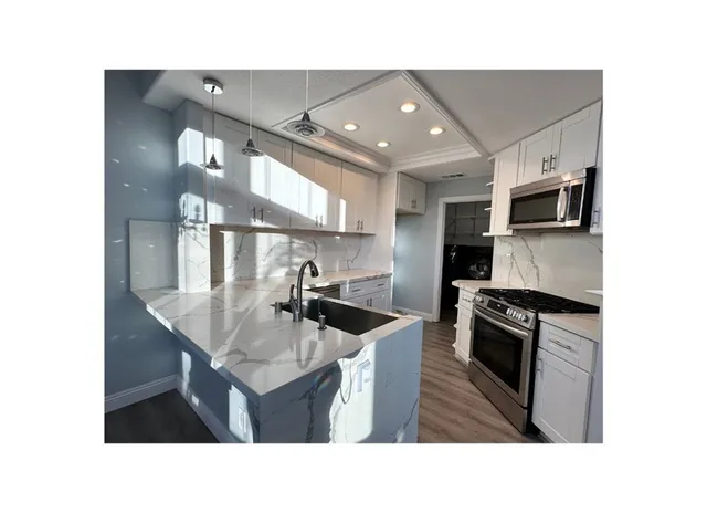 a black and white photo of a living room