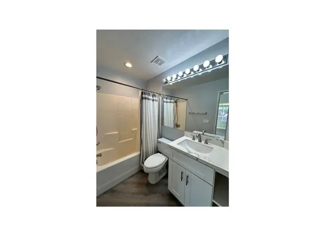 a black and white photo of a room